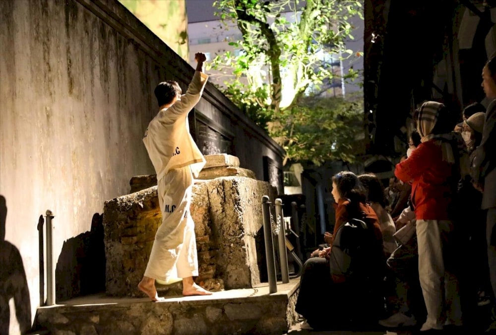 This tour is particularly popular among history enthusiasts